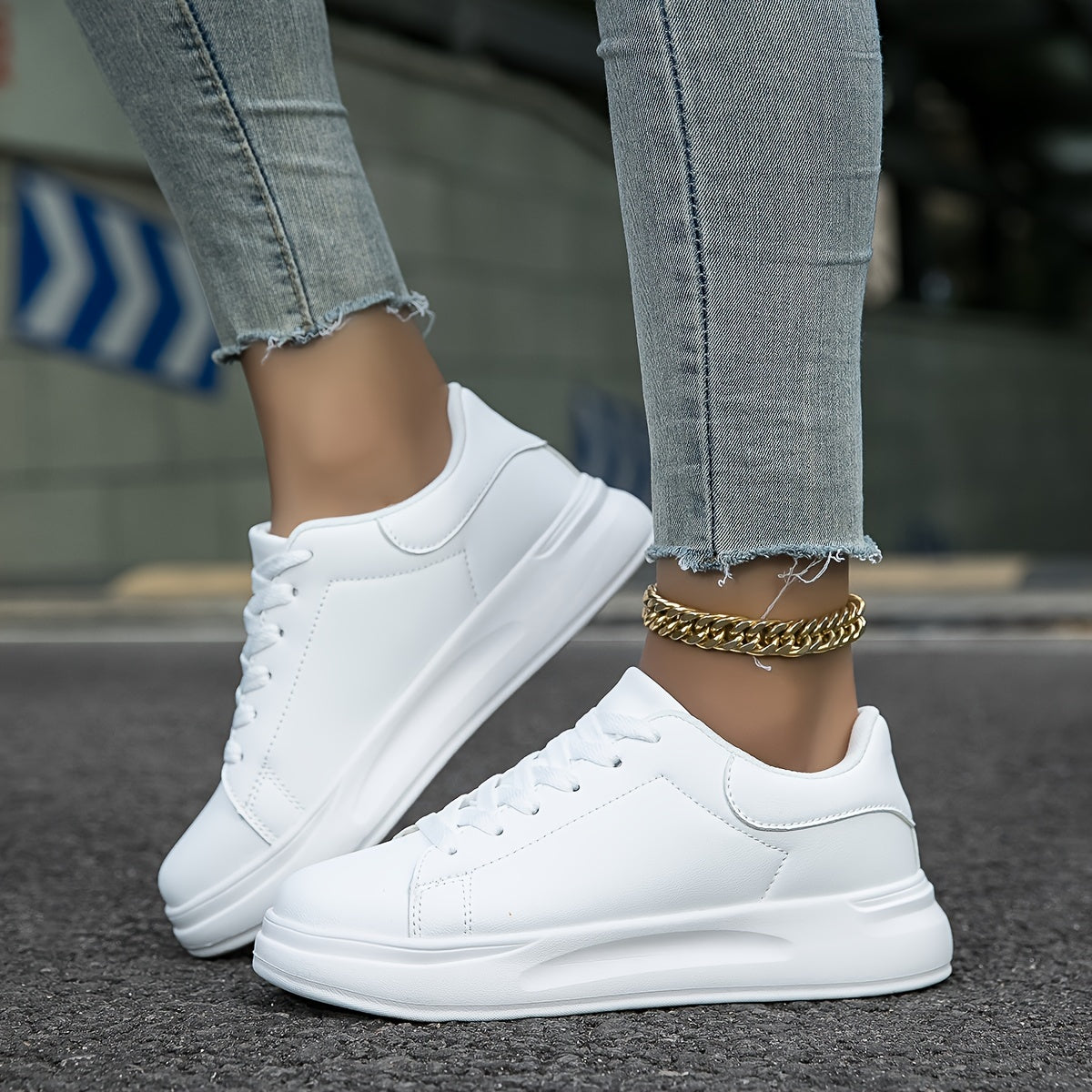 Baskets femme – Cuir lisse – Basse – Semelle surélevée – Fermeture à lacets