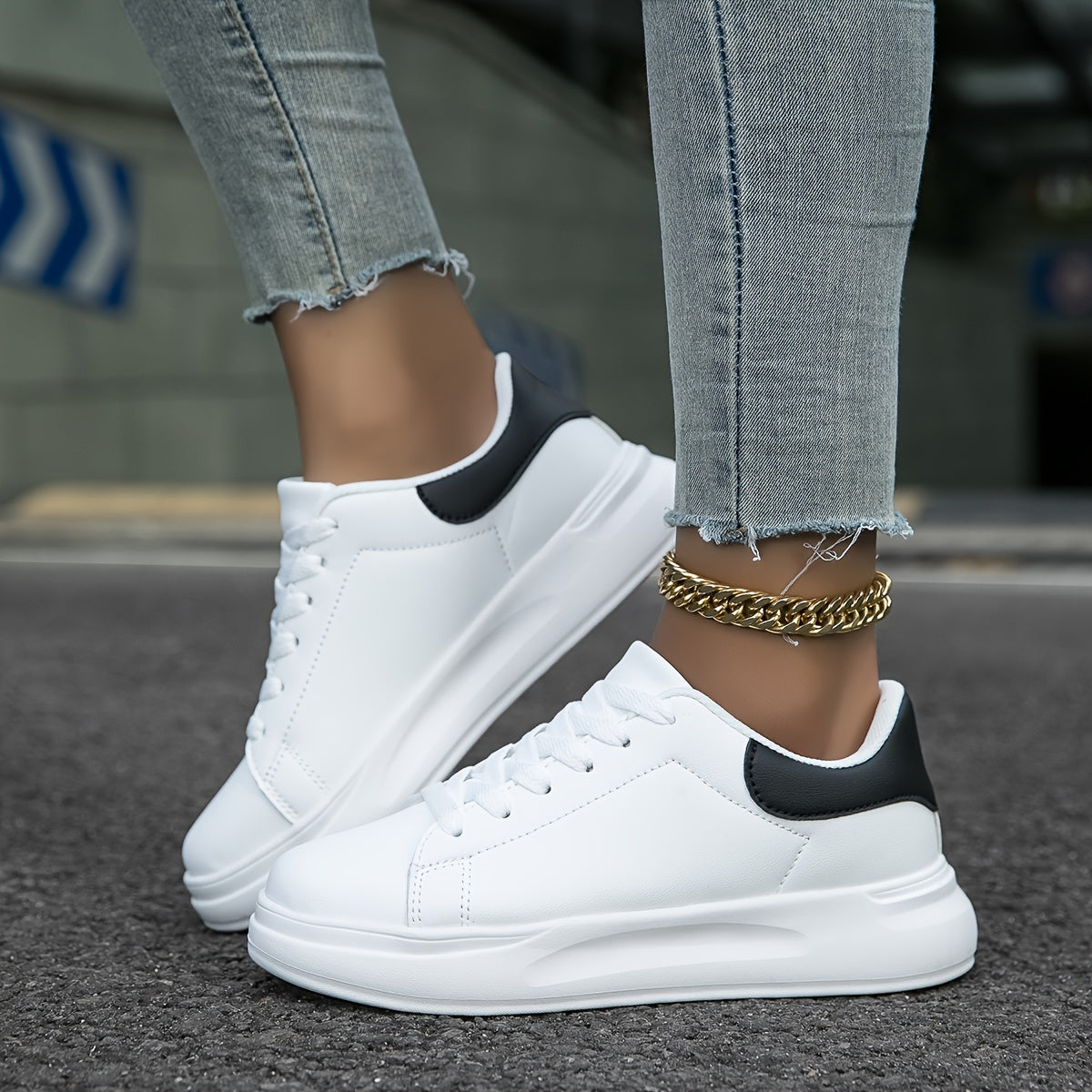 Baskets femme – Cuir lisse – Basse – Semelle surélevée – Fermeture à lacets