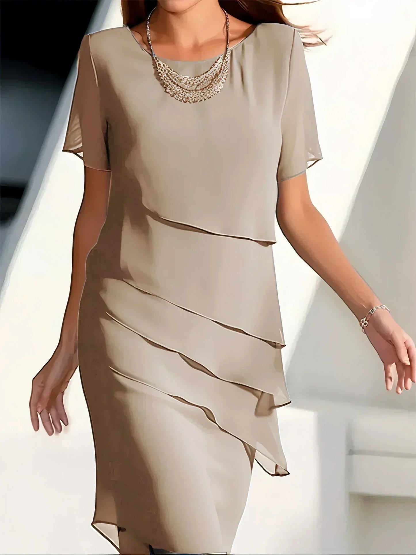 Robe femme – Coupe ajustée – Volants superposés – Manches courtes transparentes