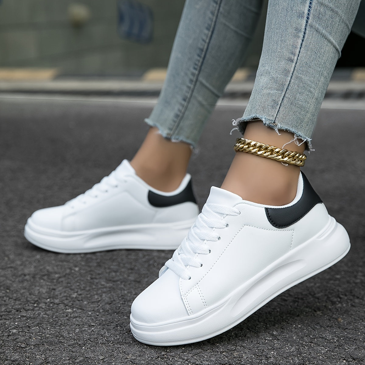 Baskets femme – Cuir lisse – Basse – Semelle surélevée – Fermeture à lacets