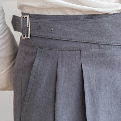 Pantalon homme élégant – Taille haute – Coupe ajustée – Pinces – Boucles réglables