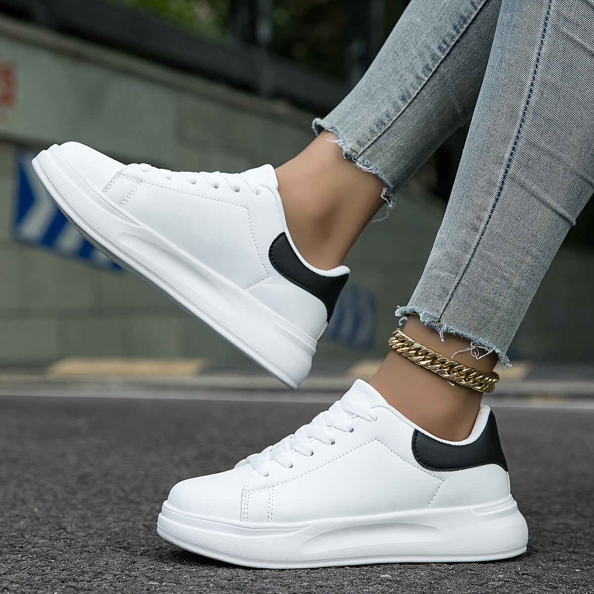 Baskets femme – Cuir lisse – Basse – Semelle surélevée – Fermeture à lacets