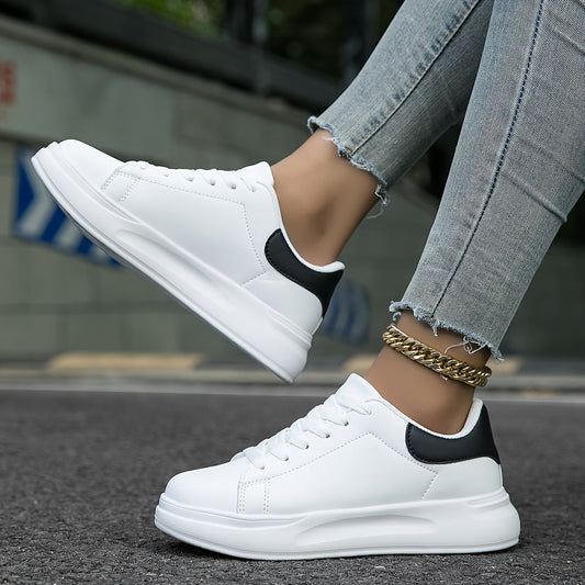 Baskets femme – Cuir lisse – Basse – Semelle surélevée – Fermeture à lacets