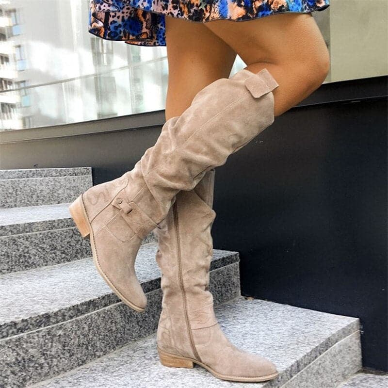 Bottes femme – Suédine souple – Coupe ample – Boucles décoratives – Style décontracté