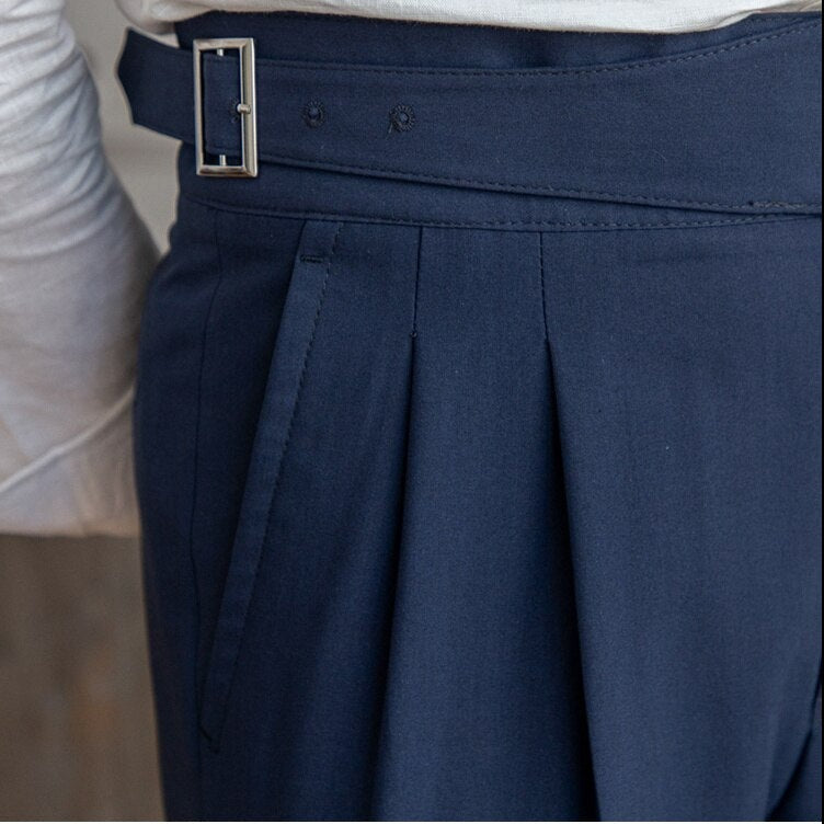 Pantalon homme élégant – Taille haute – Coupe ajustée – Pinces – Boucles réglables