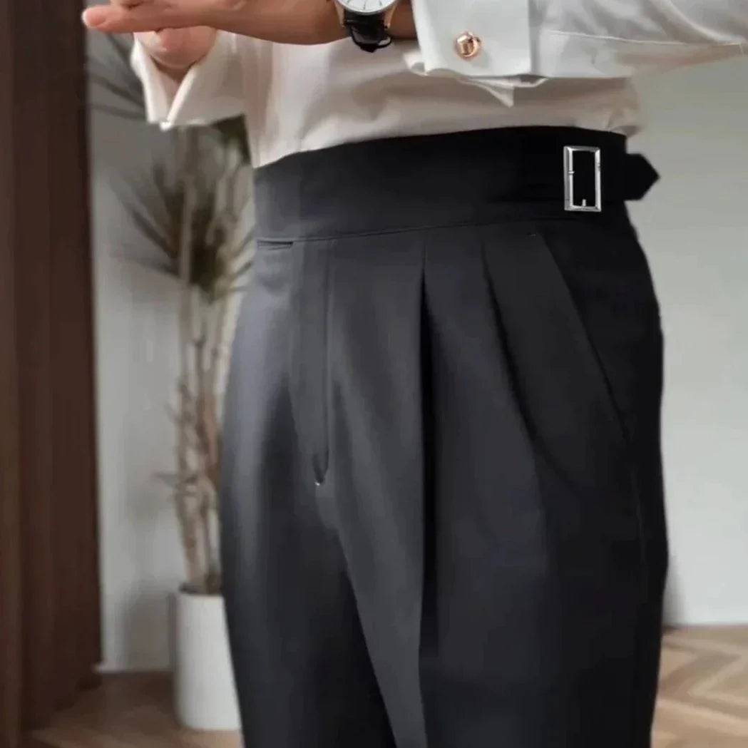 Pantalon homme élégant – Taille haute – Coupe ajustée – Pinces – Boucles réglables