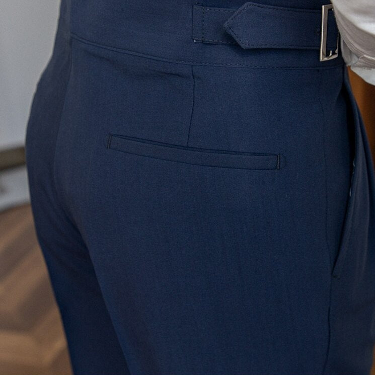 Pantalon homme élégant – Taille haute – Coupe ajustée – Pinces – Boucles réglables