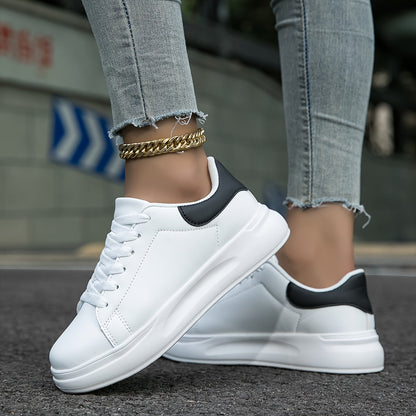 Baskets femme – Cuir lisse – Basse – Semelle surélevée – Fermeture à lacets